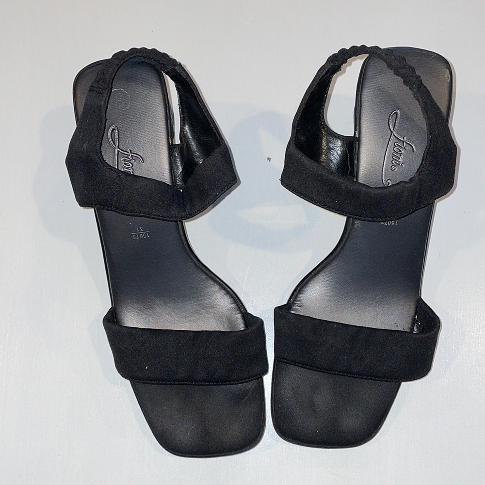 Fioni Black Ruffle Heels